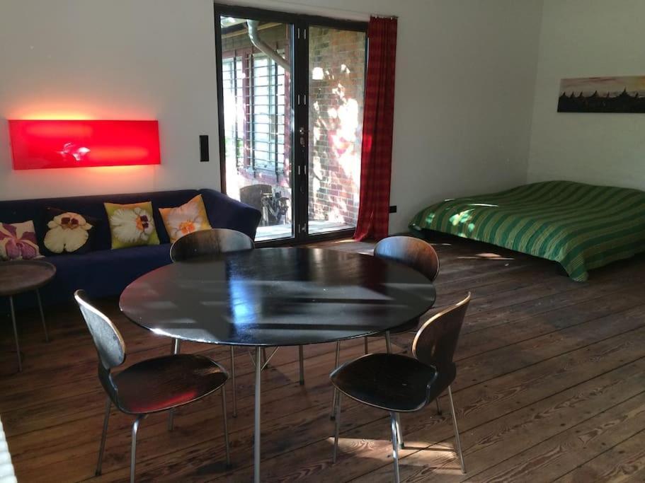 Romantisches Studio Am Waldesrand Mit Gartensauna Schwarz ภายนอก รูปภาพ